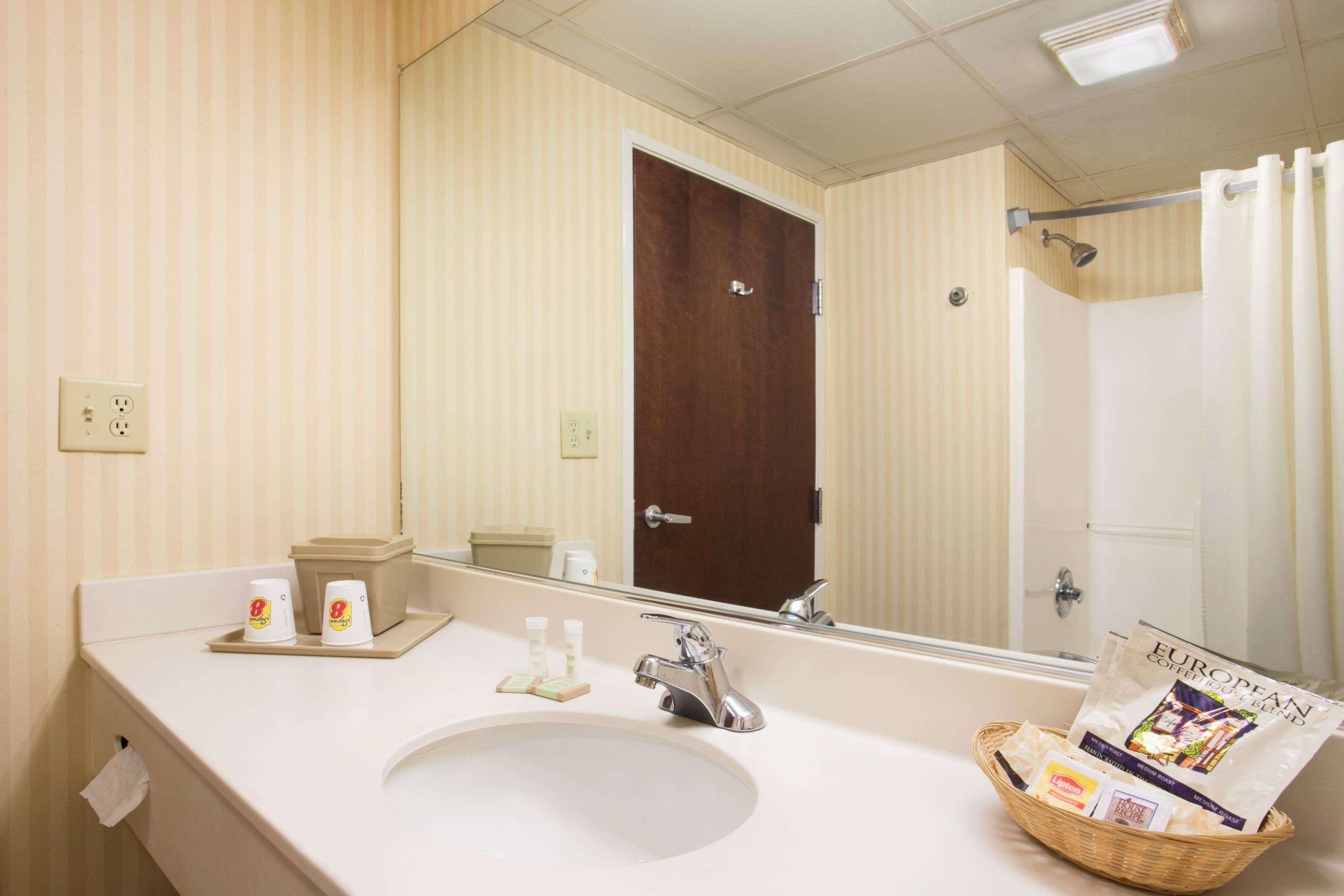 Super 8 By Wyndham Grayville Eksteriør bilde